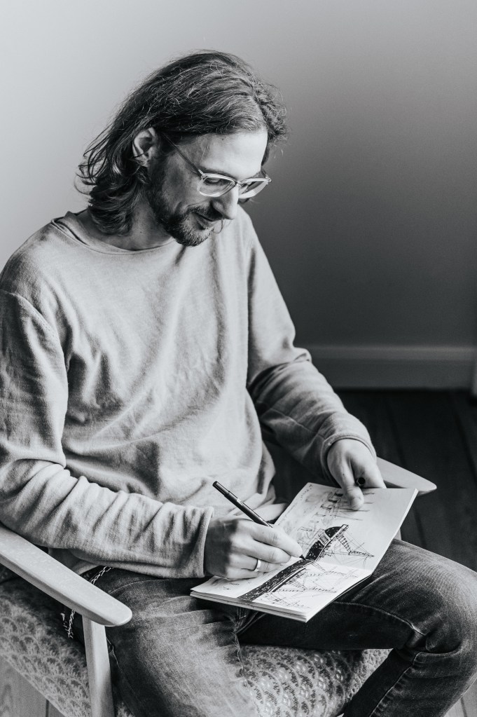 Dieses Bild hat ein leeres alt-Attribut; sein Dateiname ist jens2020-foto-stuhl-schw.weiss_.jpg.